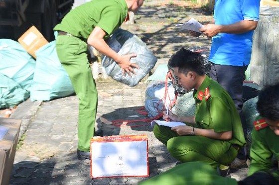 Phát hiện 2 xe bưu chính chở hàng hóa không rõ nguồn gốc ảnh 1