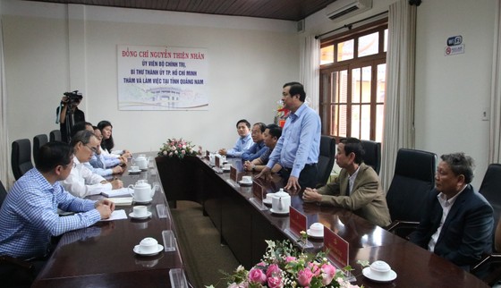 Lãnh đạo TPHCM làm việc, tặng quà tết tại Quảng Nam và Đà Nẵng ảnh 1