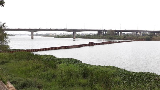 Đà Nẵng khẩn trương dựng đập ngăn mặn thứ 2 trên sông Cẩm Lệ ảnh 1