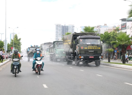 Quân đội tiến hành khử khuẩn quận Sơn Trà, TP Đà Nẵng ảnh 7