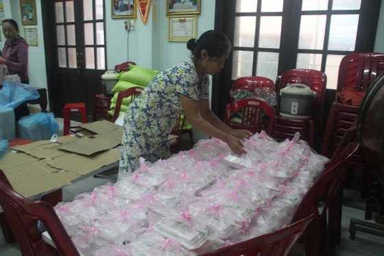 Tổ chức nấu nhiều suất ăn, đưa đến hỗ trợ người dân vùng lũ Quảng Trị ảnh 4