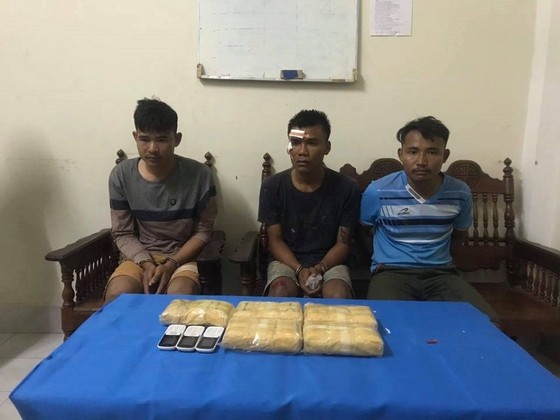 Bắt quả tang 3 đối tượng vận chuyển 30.000 viên ma túy từ Lào về Việt Nam ảnh 1