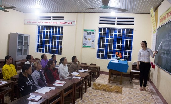Lạ lùng lớp học nơi bản nghèo, 15 tuổi học mẫu giáo, 60 tuổi vẫn là học sinh ảnh 1