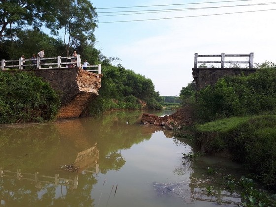 Sập cầu trong đêm, người dân gấp rút làm đường tạm để học sinh đến trường ảnh 1