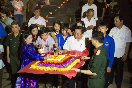 Hàng vạn ngọn nến lung linh trong đêm tri ân ảnh 5