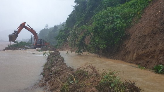 Quảng Trị: Sạt lở nghiêm trọng trên tuyến Quốc lộ 9, giao thông hoàn toàn tê liệt ảnh 1