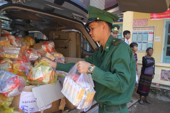 Báo SGGP trao quà hỗ trợ người dân huyện miền núi Hướng Hóa ảnh 2