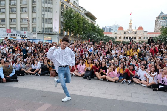 “Hoàng tử lai” Hàn Quốc Kim Samuel “mở hàng” Nhạc hội song ca mùa 2 ảnh 3