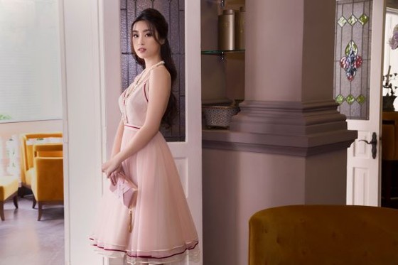 Sau khi trao lại vương miện, Hoa hậu Đỗ Mỹ Linh xuất hiện tươi tắn và rạng ngời ảnh 1
