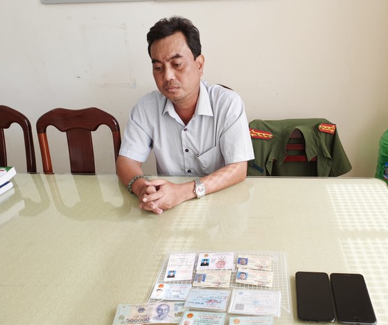 Giả danh Phó Cục trưởng, vào tận trụ sở công an "thăm anh em" ảnh 1