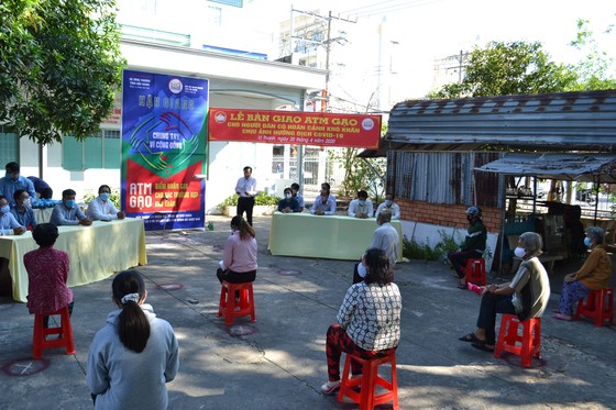 Người dân tại TP  Vị Thanh đến nhận hỗ trợ tại   ATM gạo 