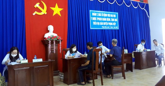 Đảng ủy Khối Dân – Chính – Đảng TPHCM thăm và tặng quà cho người dân tại Hậu Giang ảnh 3