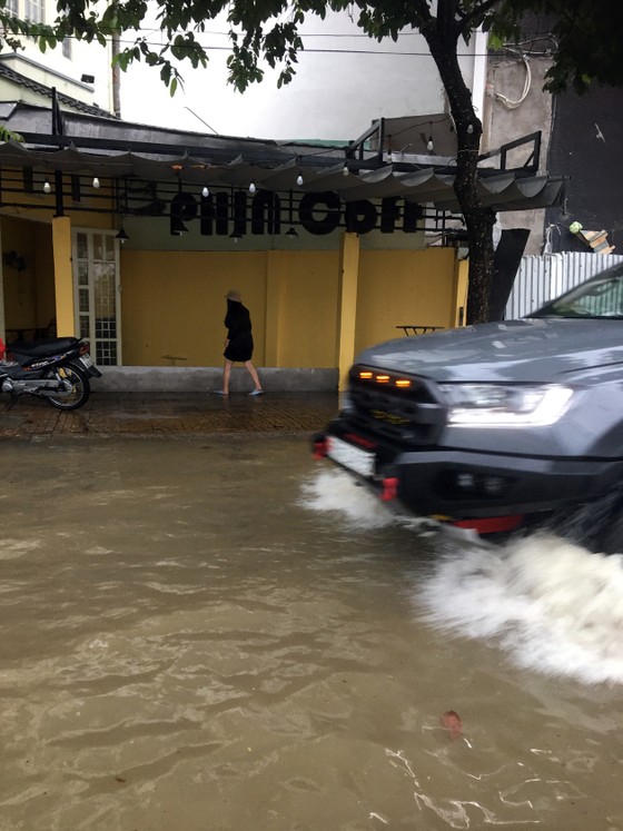 Triều cường tràn ngập nhiều tuyến đường ở Cần Thơ ảnh 4