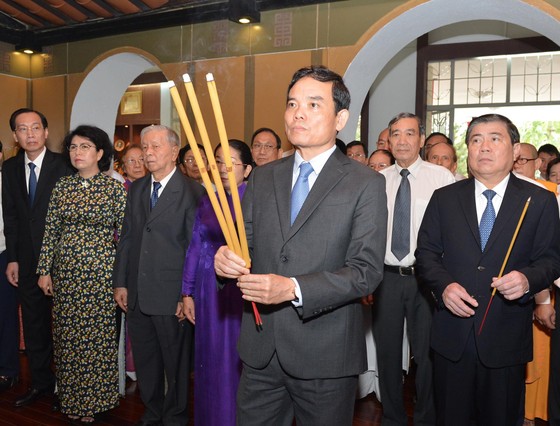 Lãnh đạo TPHCM dâng hương tưởng niệm Chủ tịch Hồ Chí Minh, Chủ tịch Tôn Đức Thắng ảnh 3