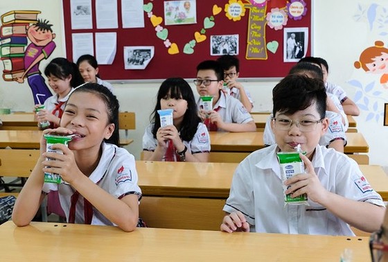 Từ ngày mai, 1-11, hơn 300.000 học sinh TPHCM bắt đầu uống sữa học đường ảnh 2