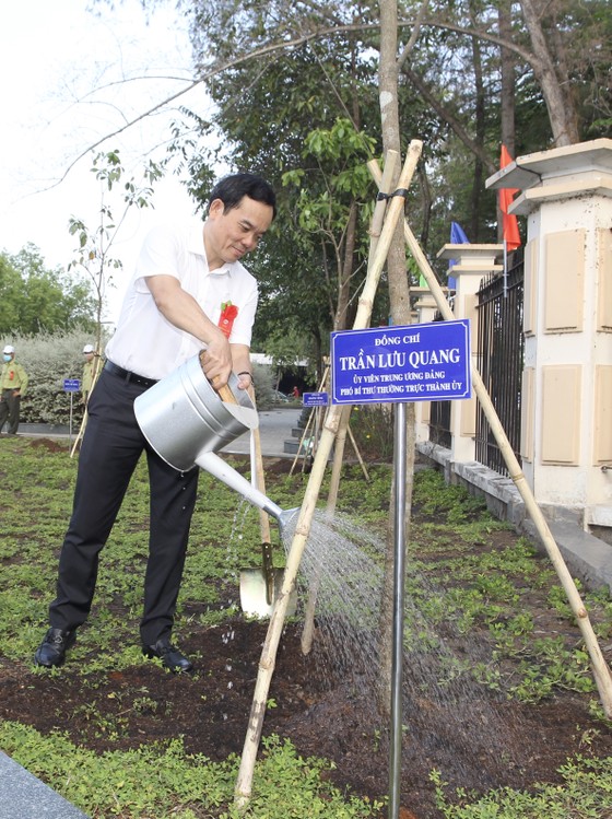 Huyện Nhà Bè trồng hơn 2.300 cây xanh mừng sinh nhật Bác ảnh 1