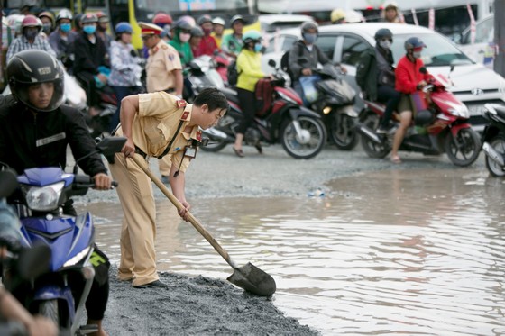 Áo vàng thấm đẫm mồ hôi ảnh 1