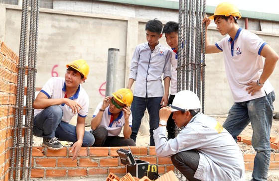 Rối rắm giải thể, sáp nhập trường nghề ảnh 1