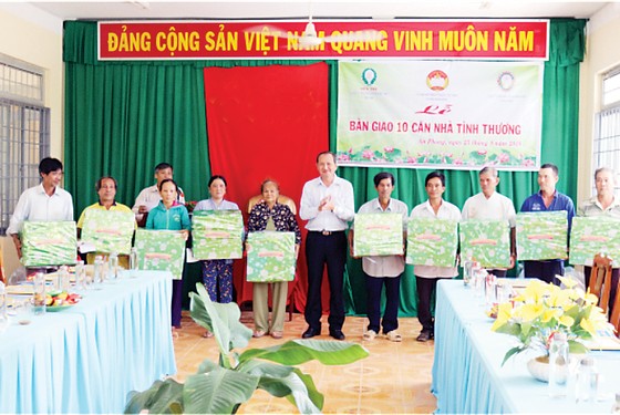 Công ty TNHH MTV Xổ số kiến thiết Đồng Tháp phối hợp với Công ty TNHH MTV Xổ số kiến thiết Bến Tre trao nhà tình thương ảnh 2