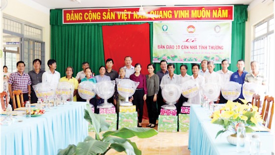 Công ty TNHH MTV Xổ số kiến thiết Đồng Tháp phối hợp với Công ty TNHH MTV Xổ số kiến thiết Bến Tre trao nhà tình thương ảnh 1
