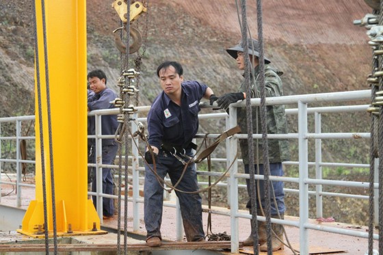 Thủy điện Đắk Kar: Mực nước giảm nhưng chưa xử lý được sự cố kẹt van xả ảnh 3