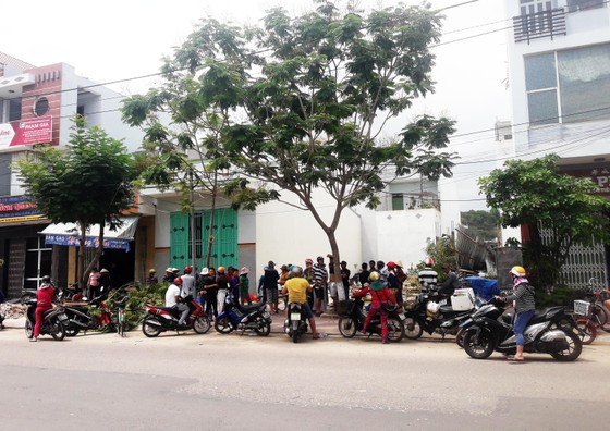 Nhanh chóng dập lửa và đưa đi cấp cứu 1 người đàn bà tưới xăng tự thiêu ảnh 1