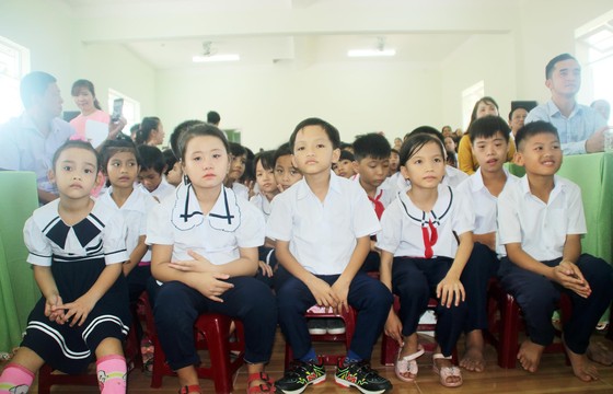 2,3 tỷ đồng ủng hộ Trung tâm Nuôi dạy trẻ khuyết tật Võ Hồng Sơn ảnh 2