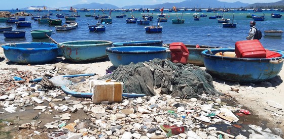 Cận cảnh bãi biển đẹp như tranh bị “đầu độc” bởi rác thải ảnh 3