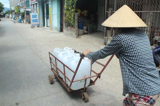 Cảnh sát chữa cháy tham gia cứu hạn cho hàng ngàn hộ dân ảnh 8