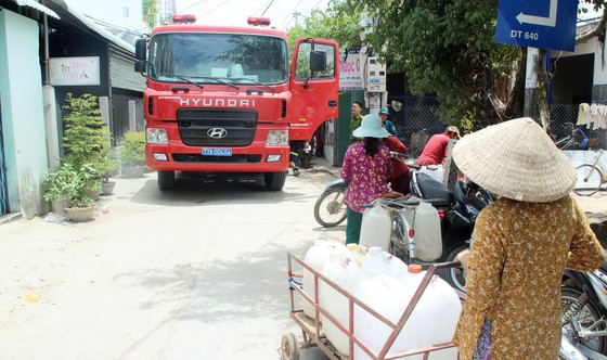Cảnh sát chữa cháy tham gia cứu hạn cho hàng ngàn hộ dân ảnh 1