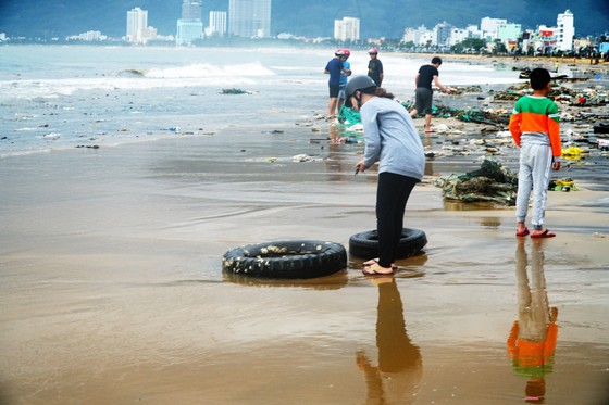 Phố biển Quy Nhơn tan hoang sau bão Matmo ảnh 5