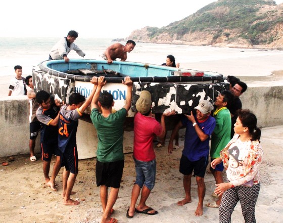 Các tỉnh miền Trung 'căng mình' chống bão số 6 ảnh 1