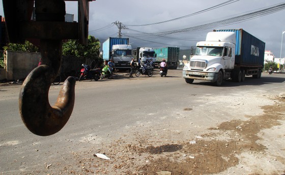 Xe đầu kéo lao vào 2 ngôi nhà có 5 người đang ngủ say ảnh 6
