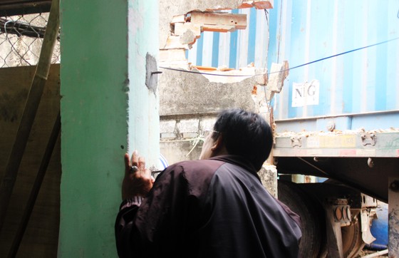 Xe đầu kéo lao vào 2 ngôi nhà có 5 người đang ngủ say ảnh 1