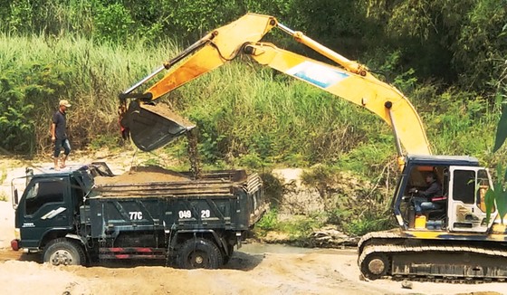 Buộc giải trình vụ xã tự ý cho doanh nghiệp khai thác cát ảnh 1