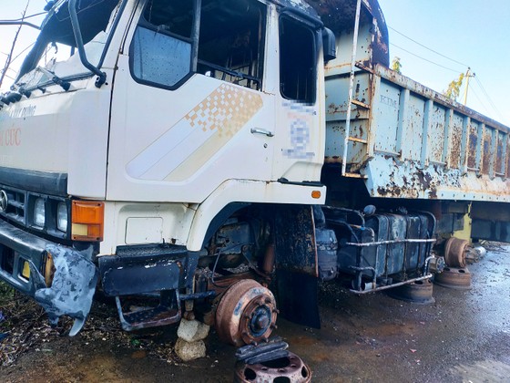Dập tắt đám cháy ở kho chứa dã chiến ảnh 5