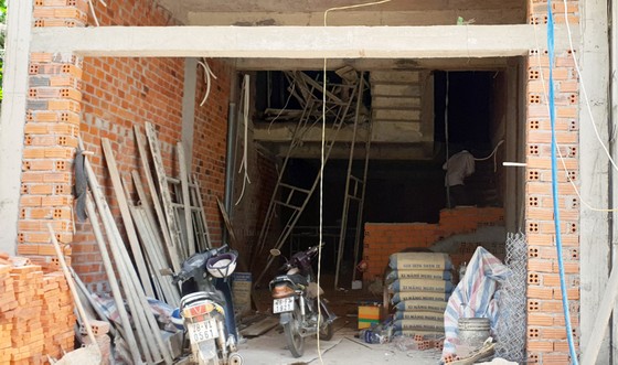 Sập giàn giáo, 4 công nhân nhập viện cấp cứu ảnh 1