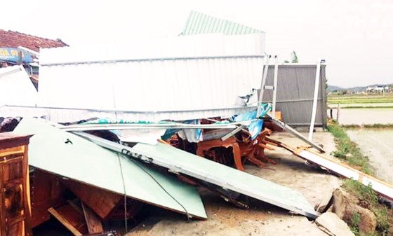 Lốc xoáy cuốn phá hàng chục nhà cửa, 2 người bị điện giật chết ảnh 1