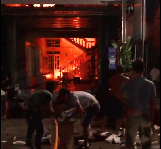 Giữa đêm, lửa lớn thiêu rụi cửa hàng phân phối hàng điện lạnh ảnh 3