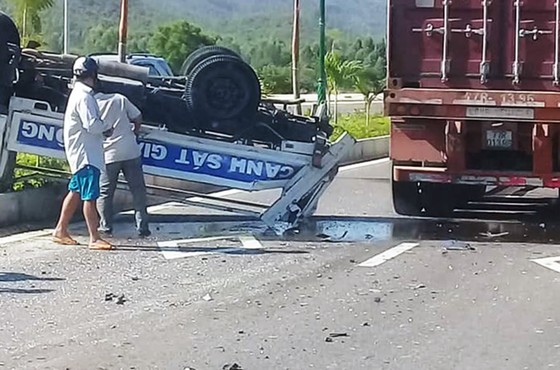 Xe ô tô CSGT bị xe đầu kéo tông văng lên dải phân cách ảnh 1