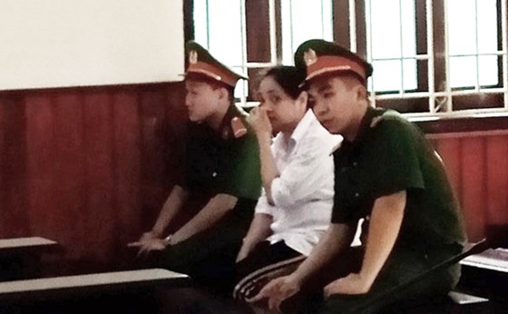 Nữ kế toán công an lừa đảo, làm giả thẻ ngành lãnh án 11 năm tù ảnh 1