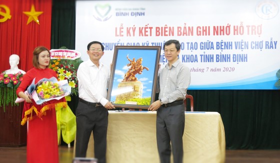 Bệnh viện Chợ Rẫy ký kết hỗ trợ Bệnh viện Đa khoa Bình Định ảnh 2