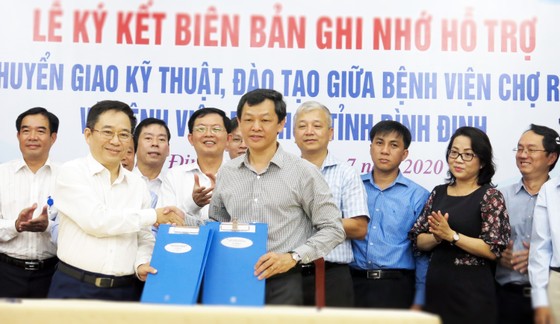 Bệnh viện Chợ Rẫy ký kết hỗ trợ Bệnh viện Đa khoa Bình Định ảnh 1