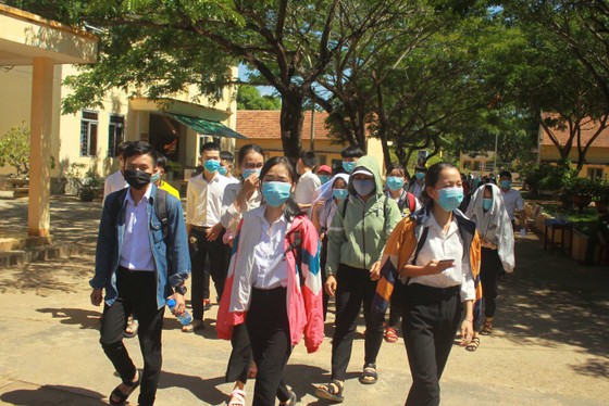 Thí sinh vùng ven tâm dịch hoàn thành tốt môn thi Ngữ văn ảnh 8
