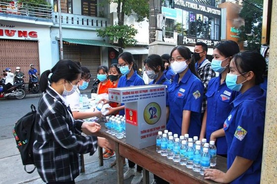 Thí sinh miền Trung thi tốt nghiệp THPT 'về đích' an toàn ảnh 5