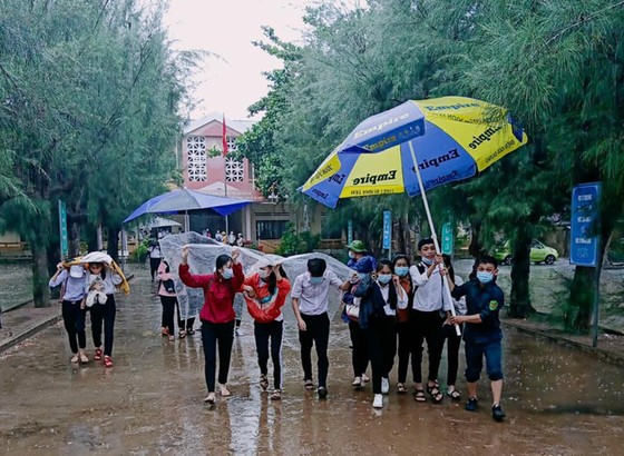 Thí sinh miền Trung thi tốt nghiệp THPT 'về đích' an toàn ảnh 4