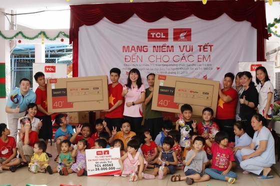TCL mang tết đến sớm cho trẻ em mồ côi và khuyết tật TPHCM ảnh 1