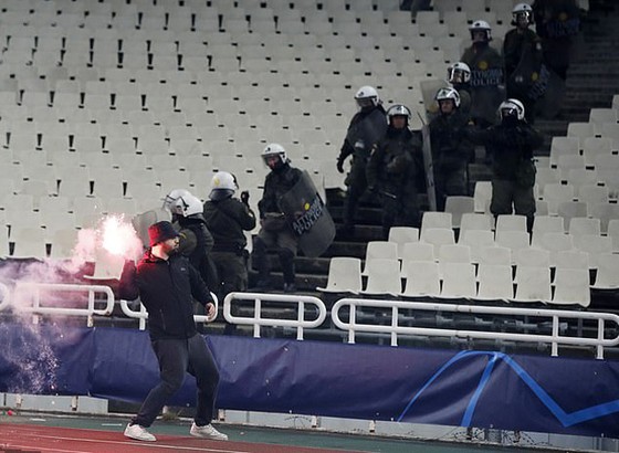 AEK Athens - Ajax 0-2: Dusan Tadic ghi bàn, CĐV Hà Lan bị ném bom xăng ảnh 6