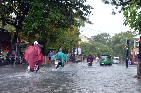 Miền Trung nhiều nơi chìm trong biển nước ảnh 1