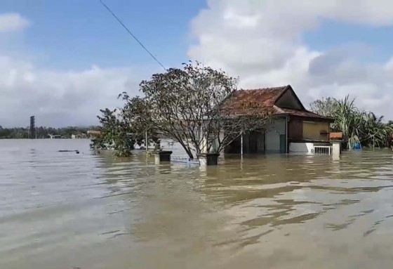 Gần 17.000 ngôi nhà ở Quảng Nam vẫn còn ngập trong nước ảnh 1